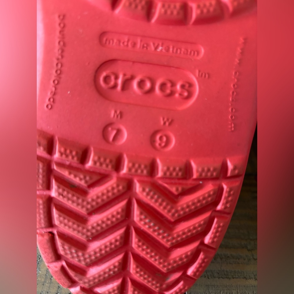 Crocs Women’s Minnie Mouse Classic Clogs - Picture 11 of 12